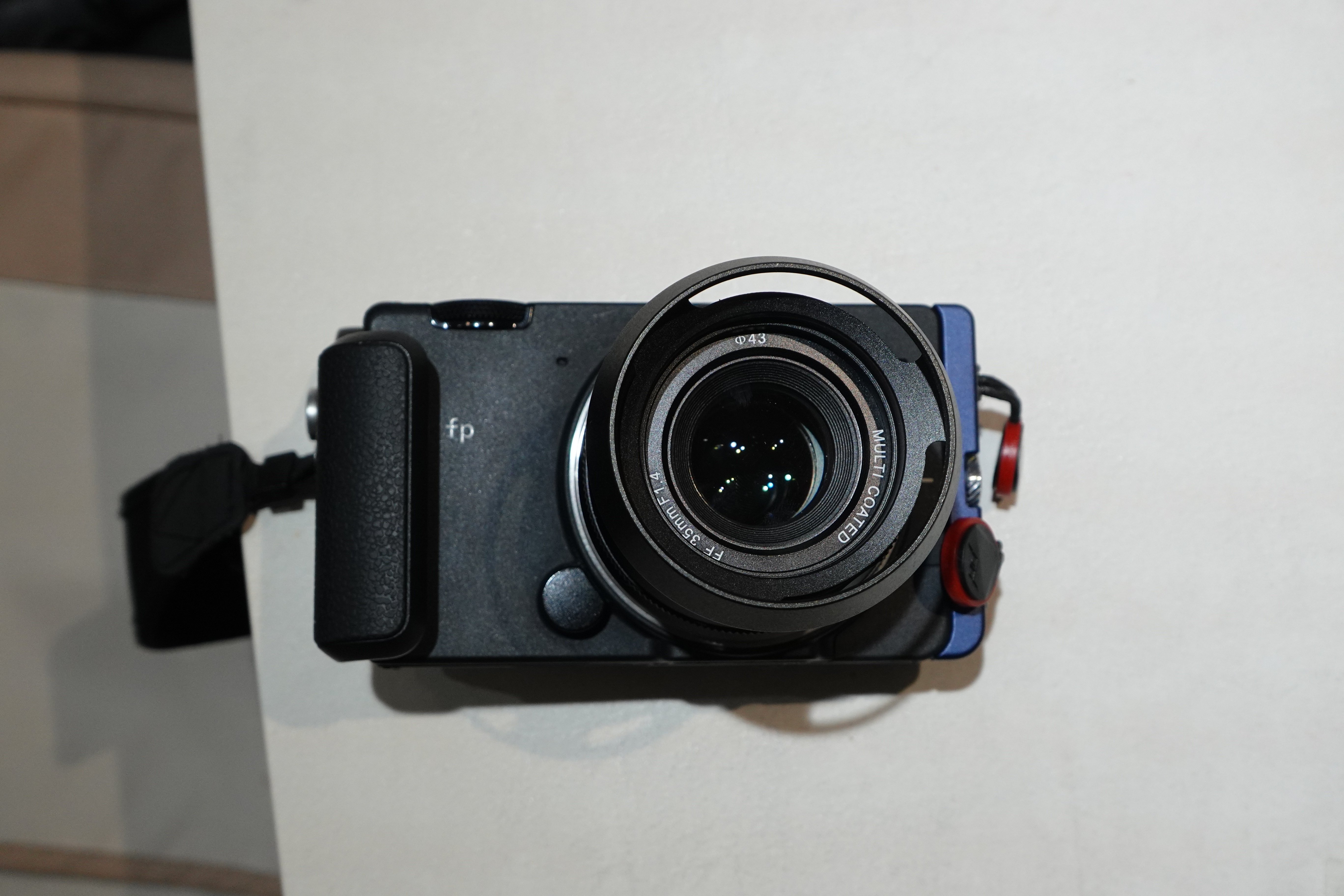 Lマウント小型レンズ PERGEAR 35mm F1.4｜とりごーり