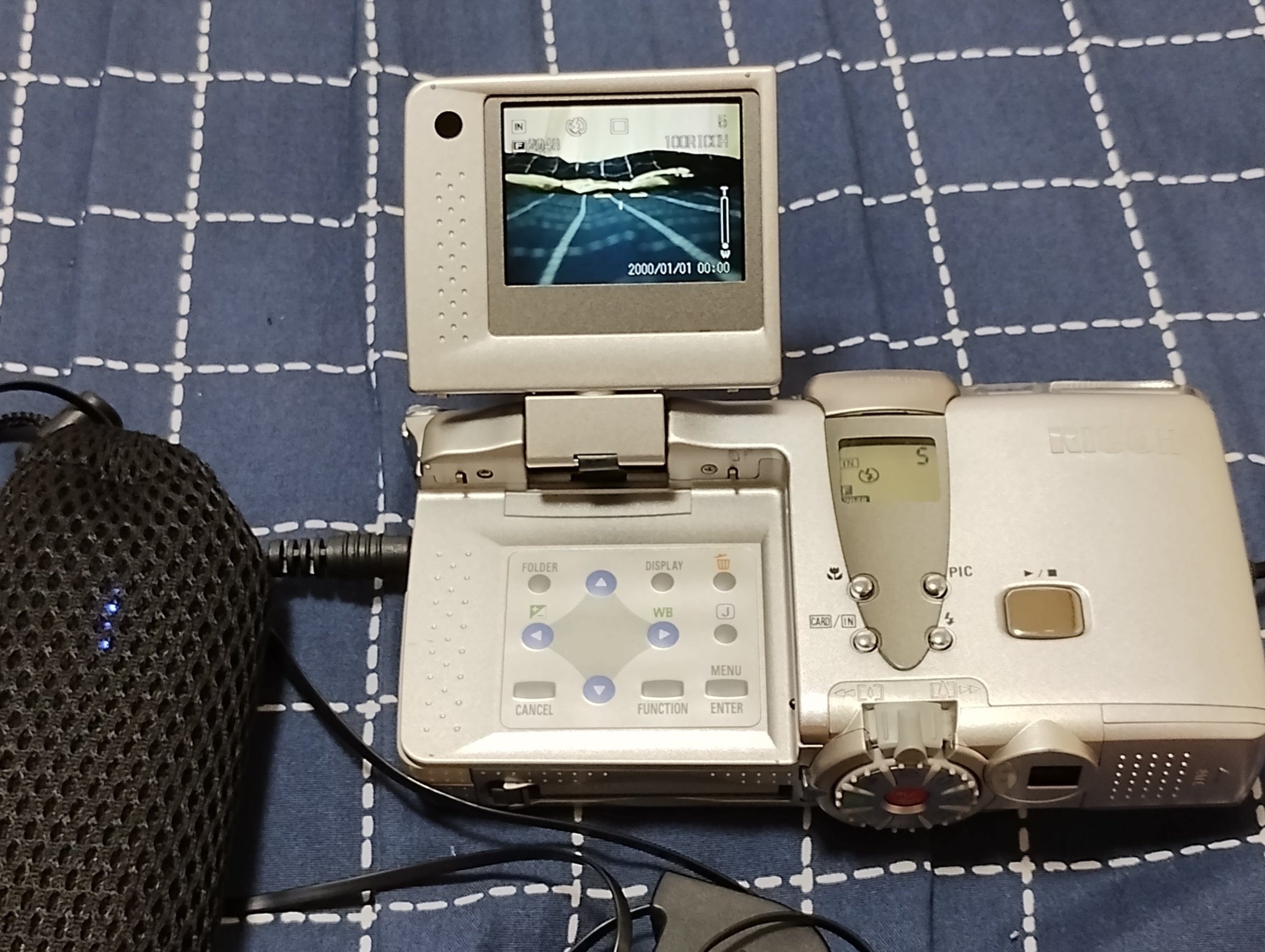 伝統的スタイルのオールド奇デジカメ（RICOH Caplio RDC-i500)｜夢望庵