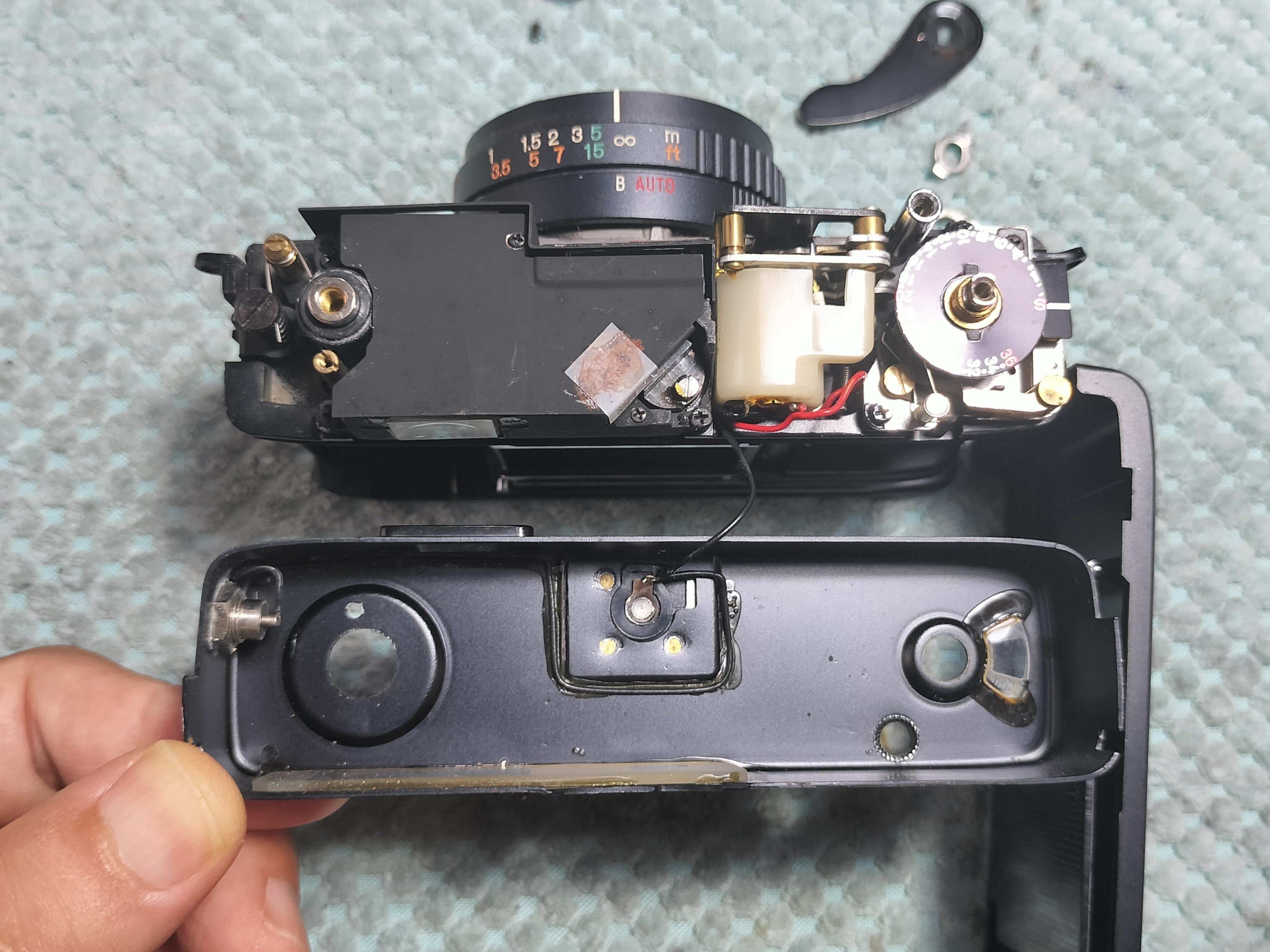 Konica C35の分解｜フィルムカメラ修理のアクアカメラ