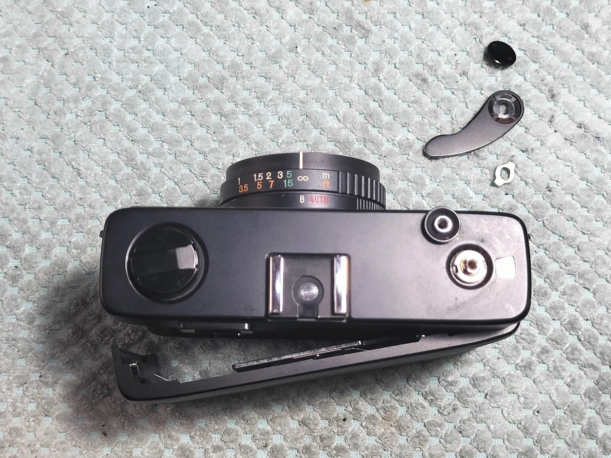 Konica C35の分解｜フィルムカメラ修理のアクアカメラ