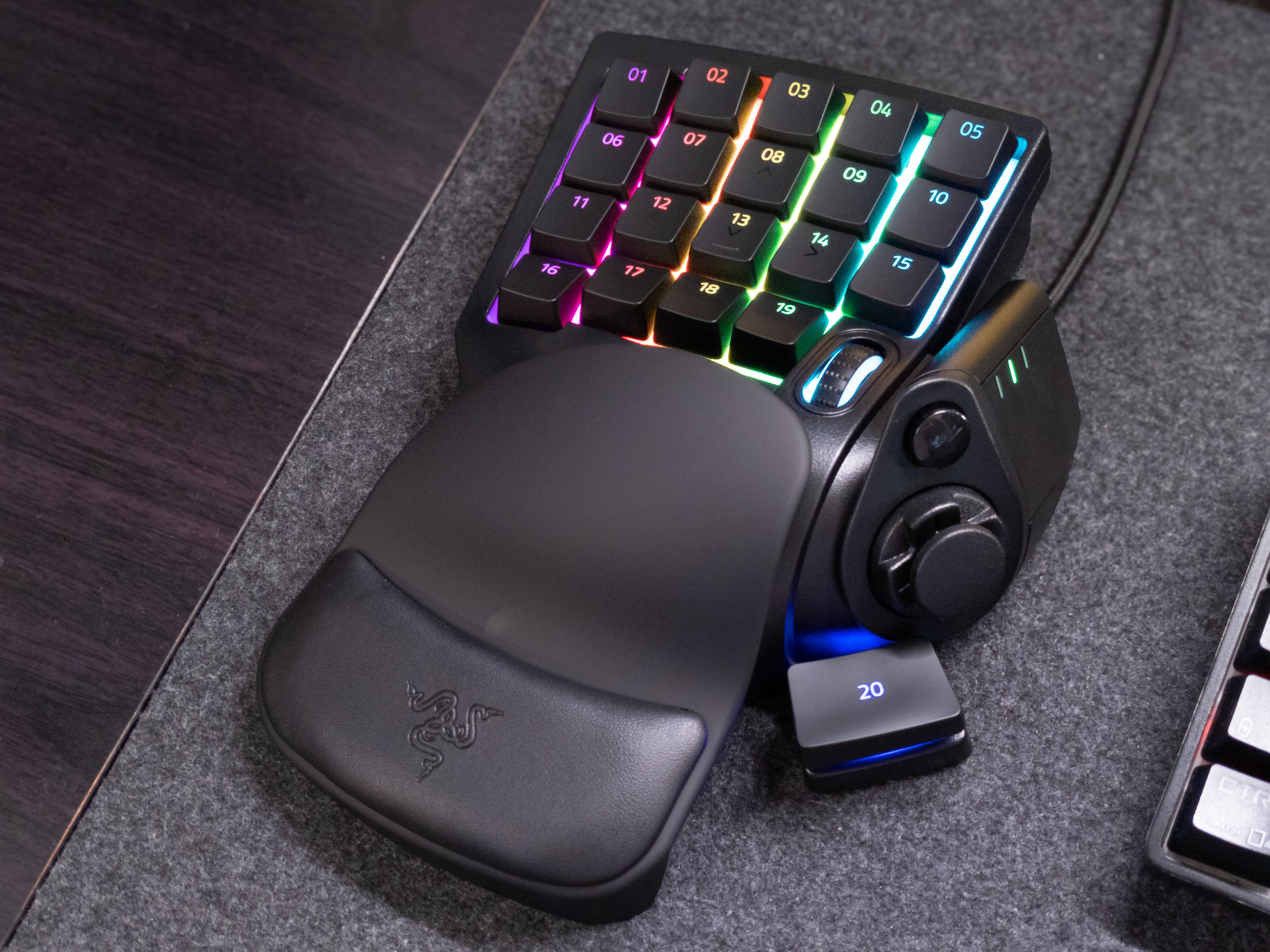 ガジェットレビュー】ゲーミング左手デバイス│Razer TARTARUS V2