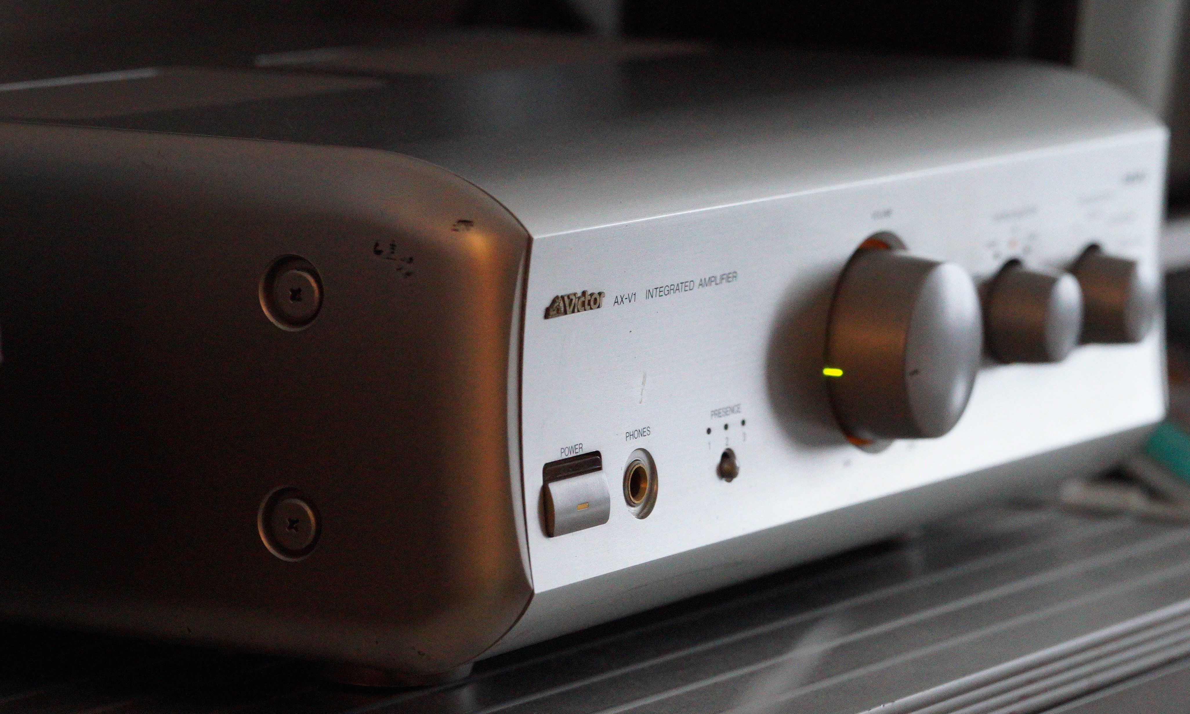 良くなって当たり前かもしれませんが・・・ビクターのアンプAX-V1-Nに