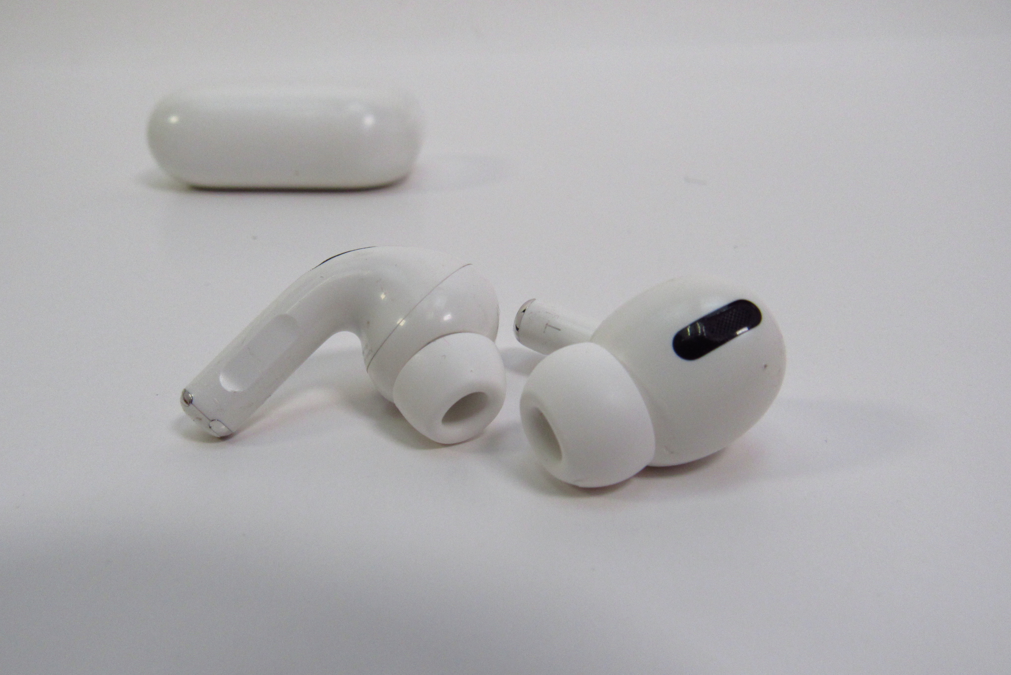 Apple AirPods Pro A2083/A2084 Bluetooth In-Ear Earbuds - 8762