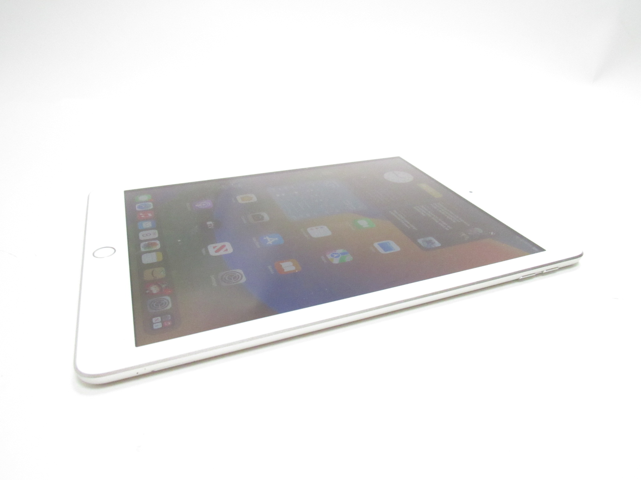 Apple iPad 5th Generation 32GB MP1N2LL/A A1823 Verizon Silver 9.7