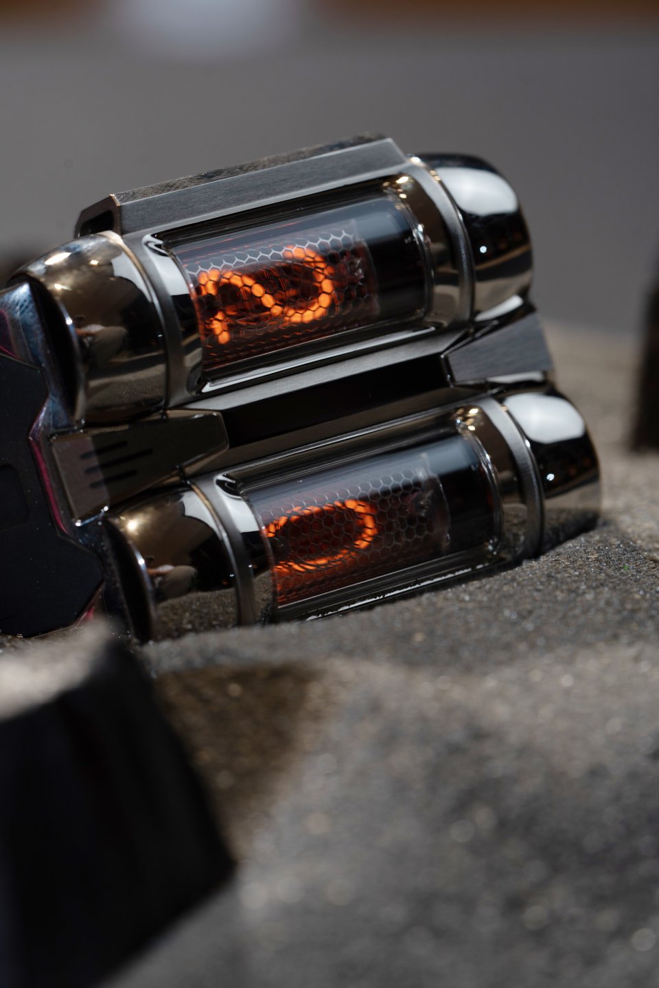 ニキシ―管を2本使用した腕時計「IN-16 Nixie 」が誕生～独自の視点で