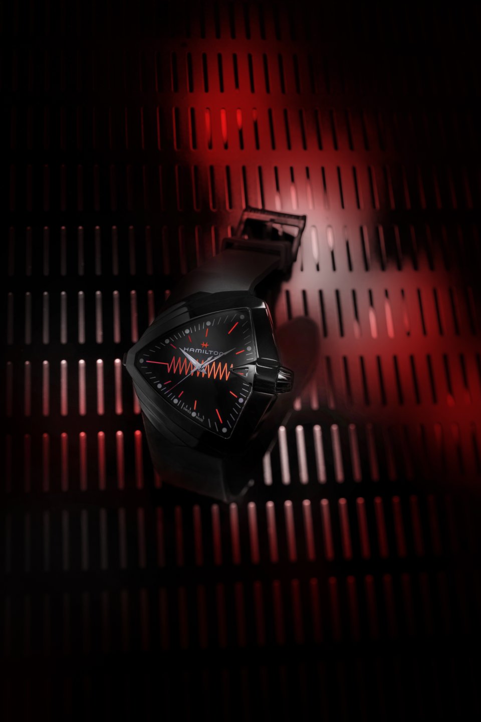 ハミルトンの電池式時計「べンチュラ」に鮮烈なニュールック