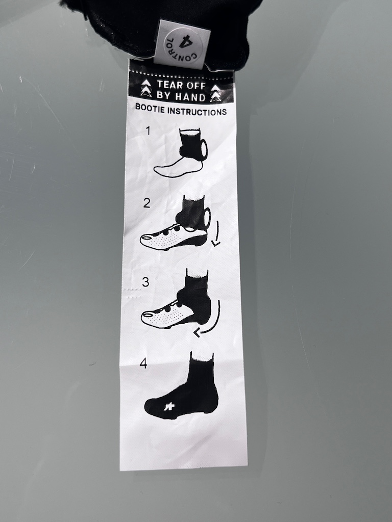 ファスナー無しで見た目スッキリ。「エアロ」と「防寒」が融合した2