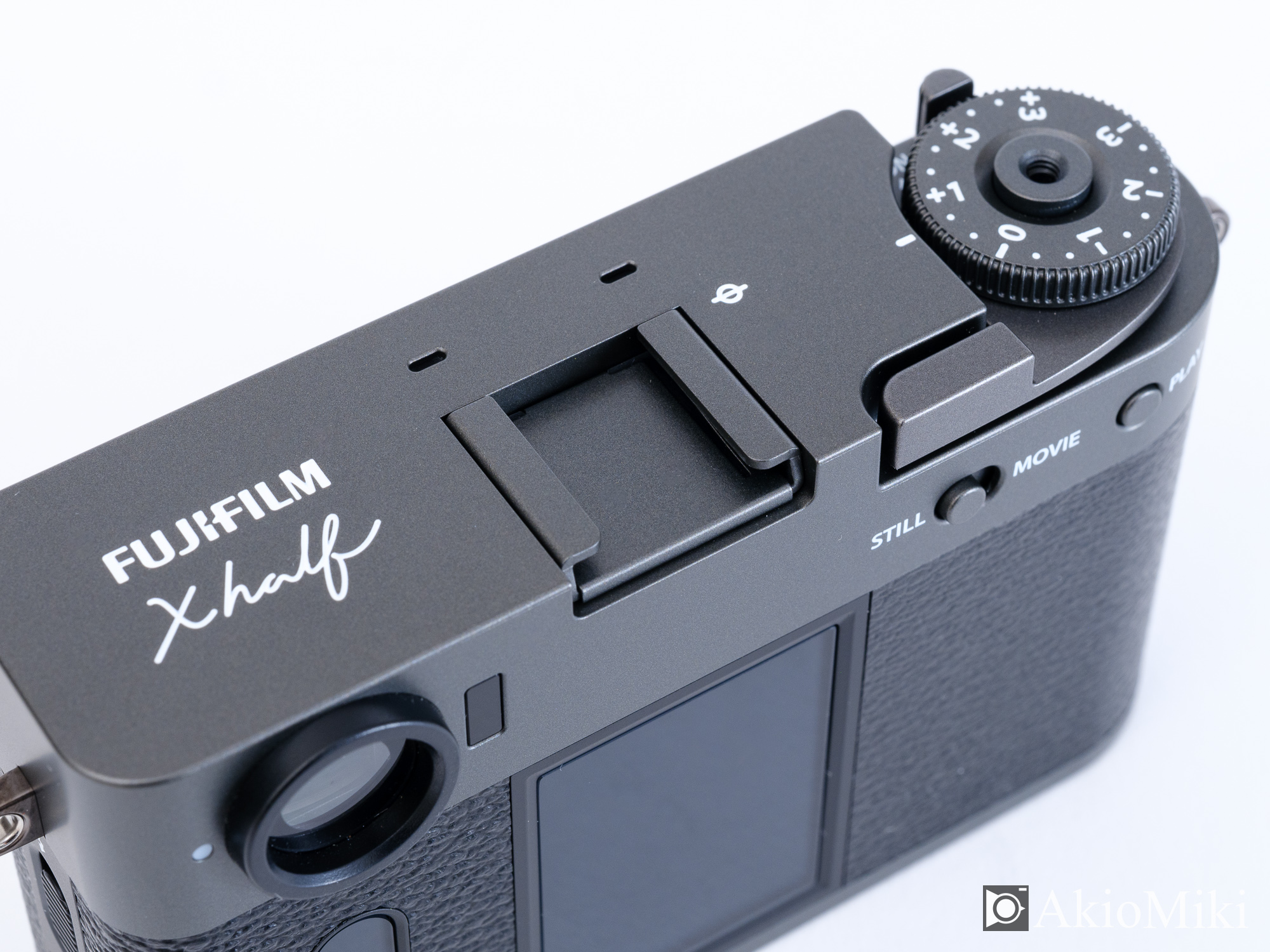 フィルムカメラの楽しさが詰まったコンデジ「FUJIFILM X half」を