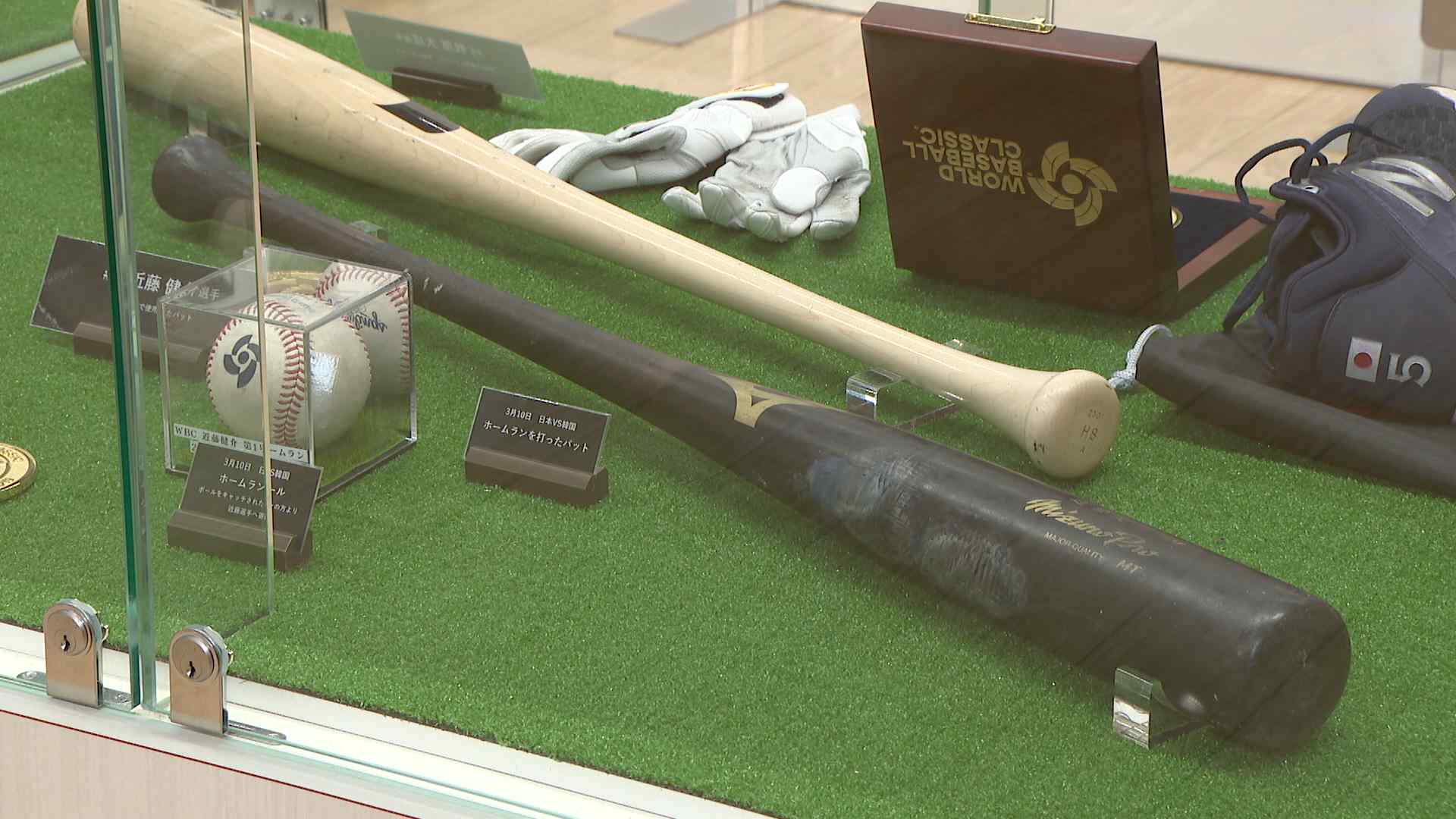 侍ジャパン」ホークス選手のバットなど展示 周東選手のスパイクに