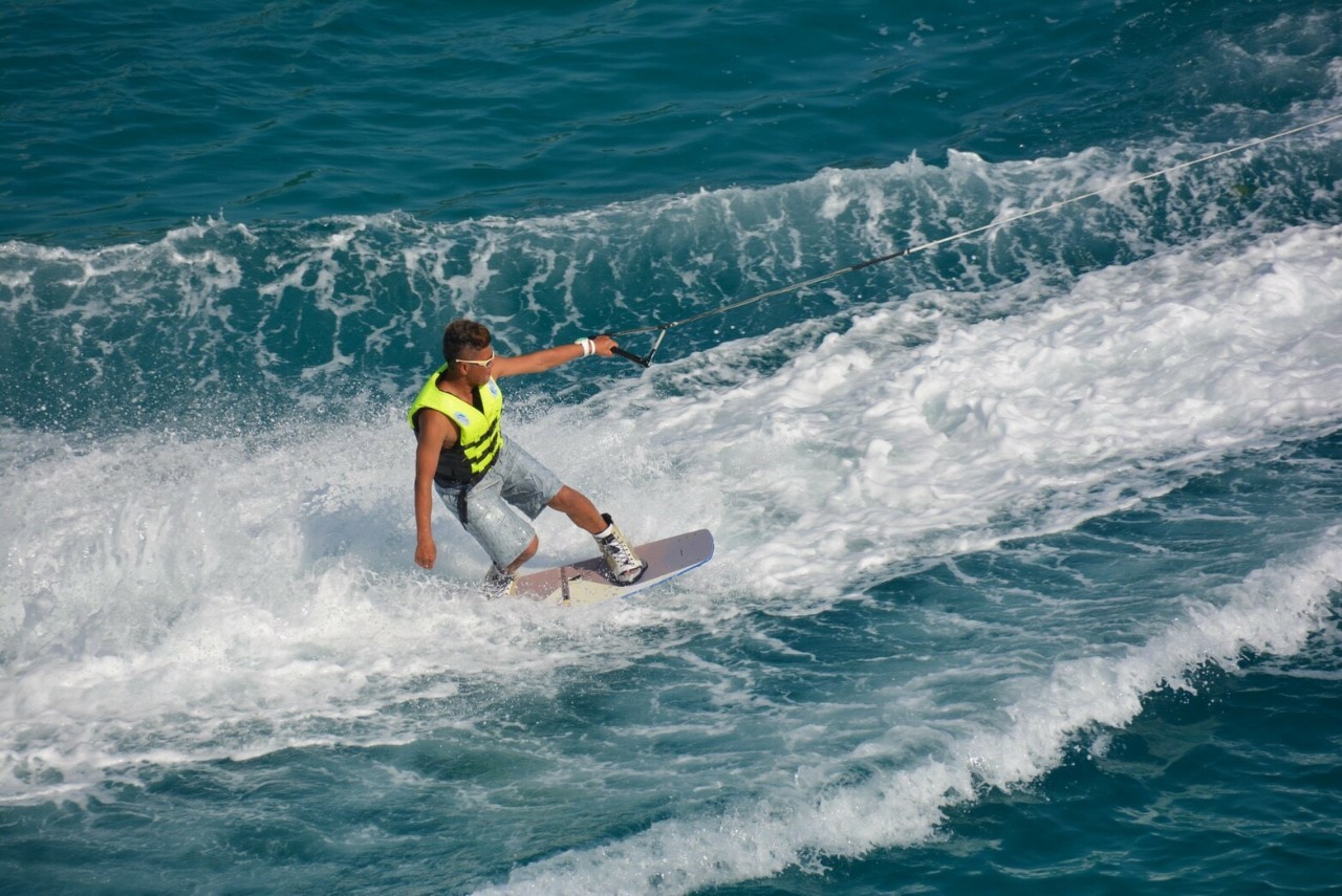 ウェイクボード｜沖縄の本部町や瀬底島・水納島でマリンスポーツ
