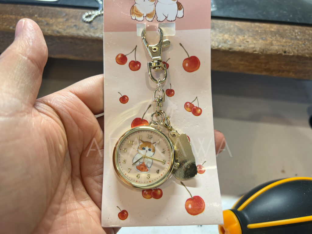 🐾思わずニヤけちゃう！MOFUSANDの猫ちゃん時計、癒しの電池交換しま