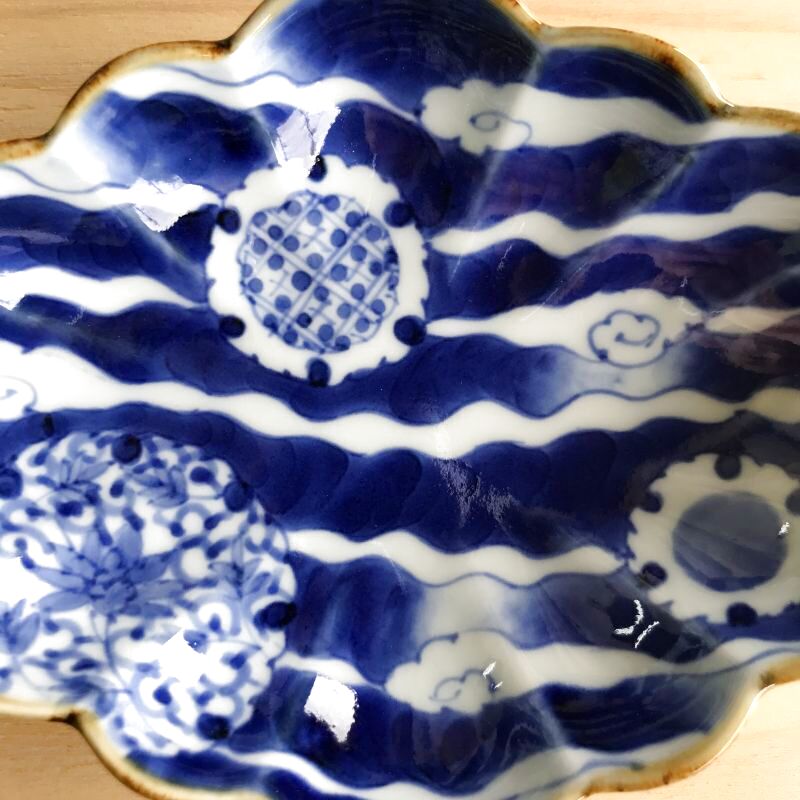 染付濃雲雪輪紋菱型菊割向付[有田焼 福泉窯]