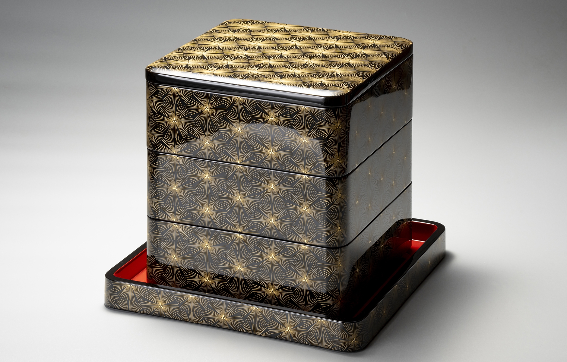 前古孝人【号：清玉】『 三段重 亀甲松沈金』 | 漆作品 | 日経アート