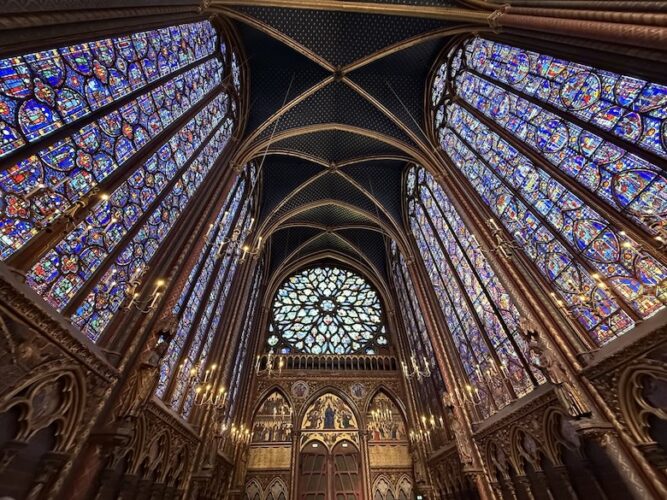 パリ観光】サント・シャペル｜天国のようなステンドグラスの魅力と