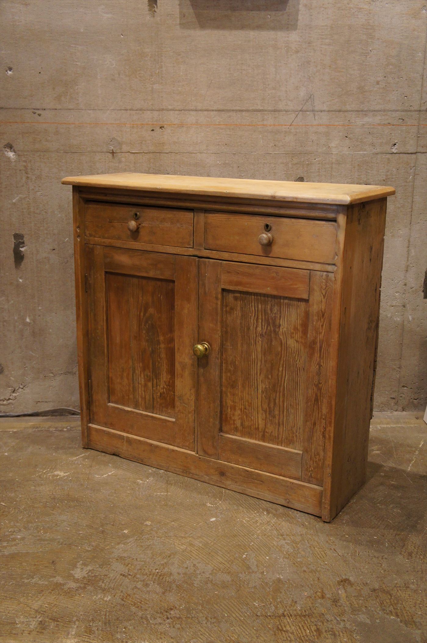 希少なオールドパイン カップボード キャビネット | ARTICLE PRODUCT