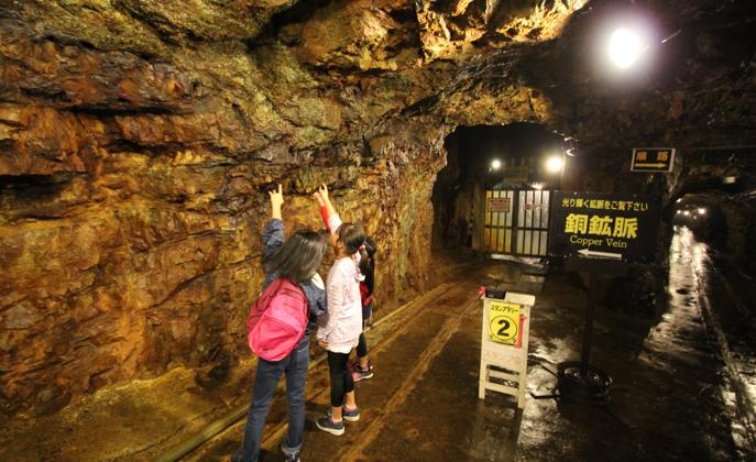 尾去沢鉱山の自然銅(父親は坑道掘りでした) 坑道を潜り採掘の様子を