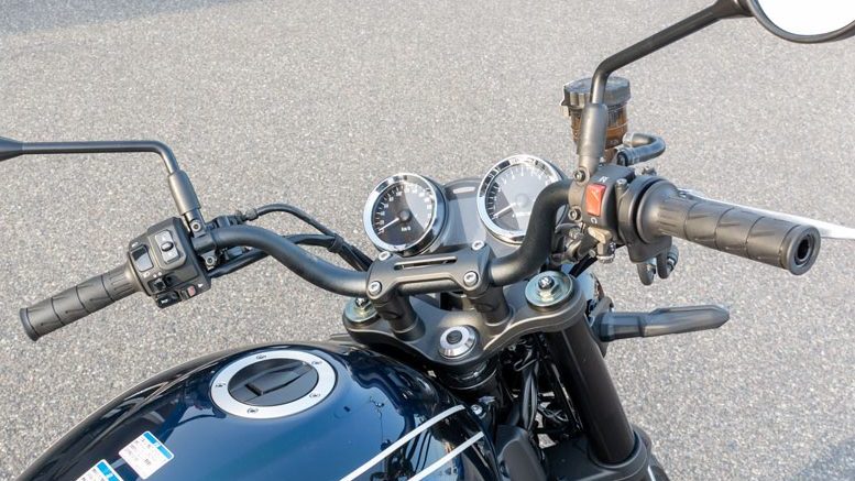 ARCHI アルミハンドルバーとタックロールシート Z900RS 腕とお尻の痛み