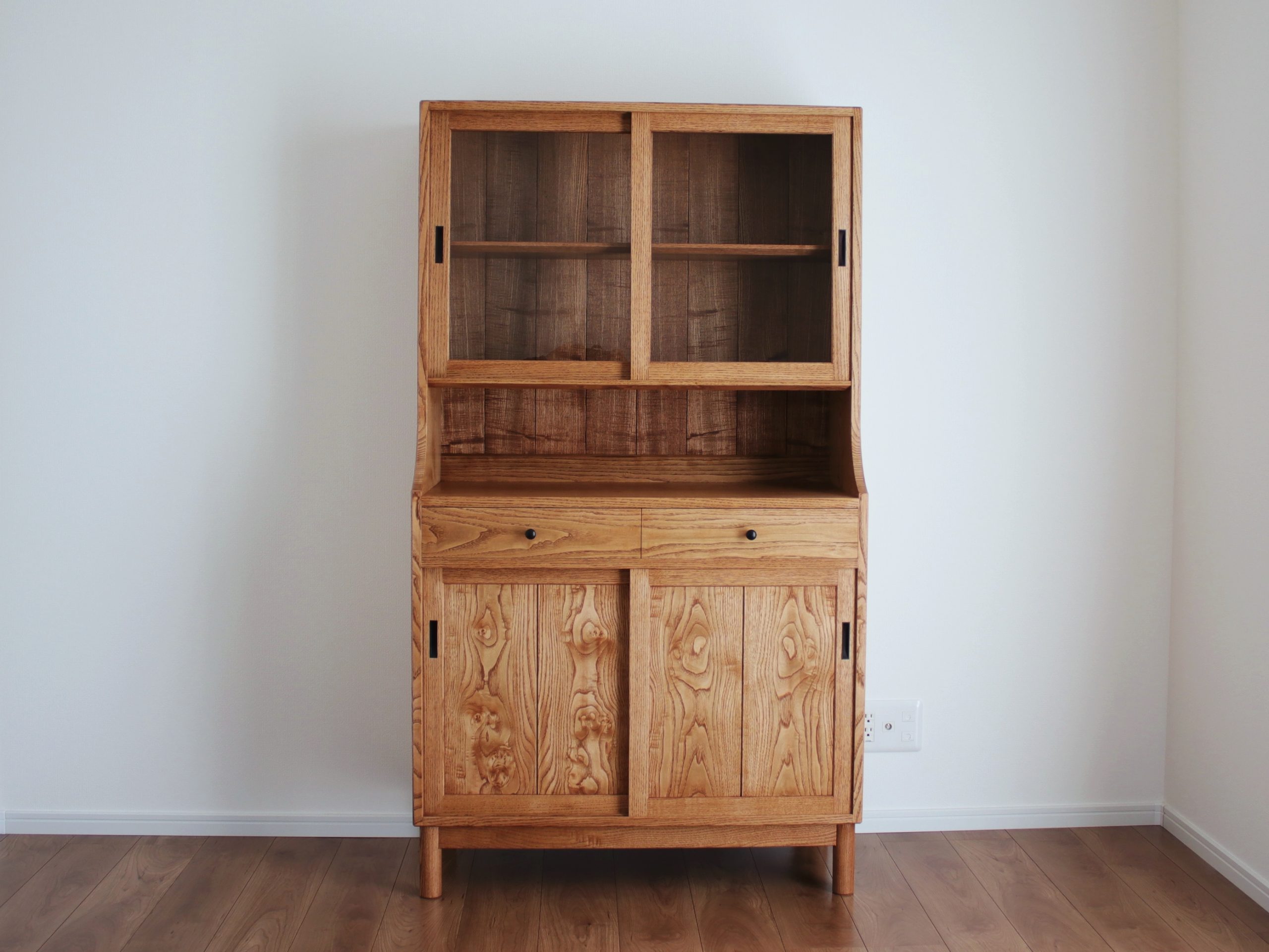 くりアンティーク仕上げの食器棚 | 木工アトリエKUDO