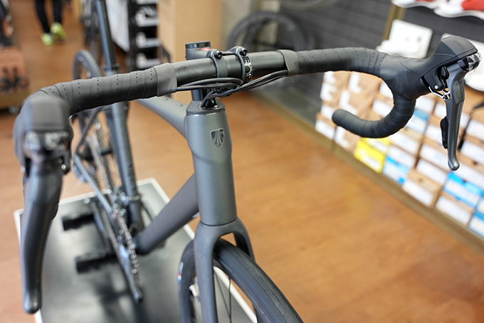 TREK Domane AL2 Gen4 Matte Lithium Grey | トライアスロンのことなら