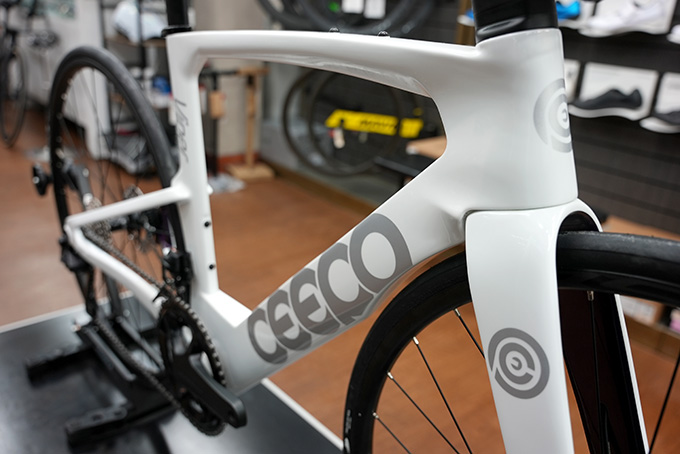 CEEPO VIPER-R シマノ ULTEGURA Di2 Pure White | トライアスロンの