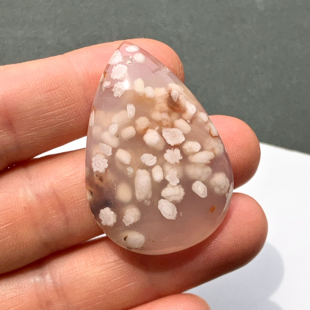 穴あき桜瑪瑙[293] 40x27mm 65Cts / 天然石ルース | Attic Natura
