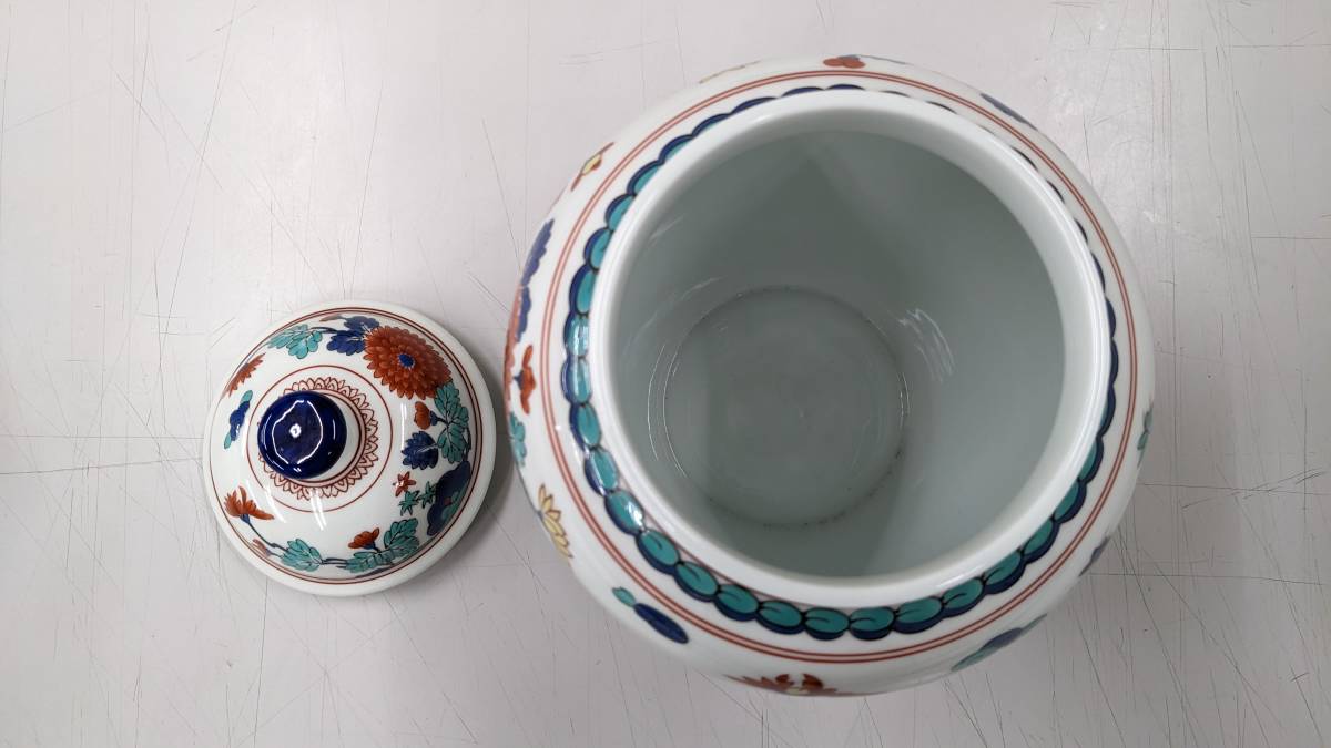 柿右衞門岩菊文蓋付壺