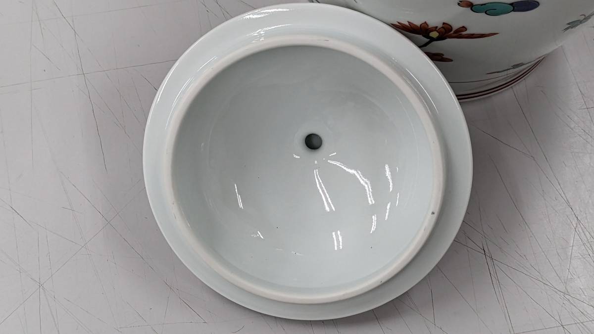 柿右衞門岩菊文蓋付壺