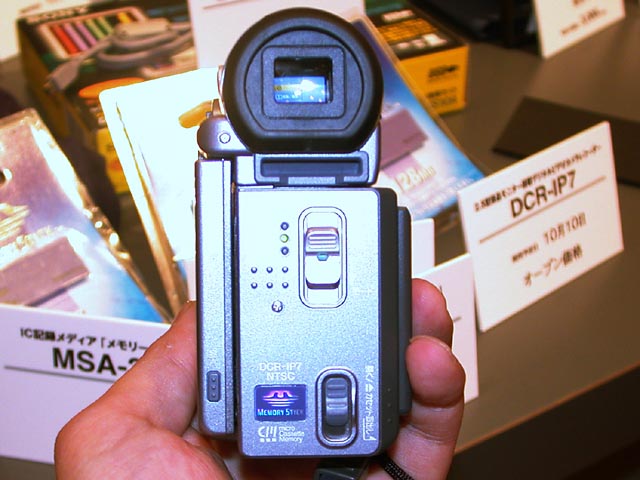 ソニー、新規格「MICROMV」採用の小型ビデオカメラ