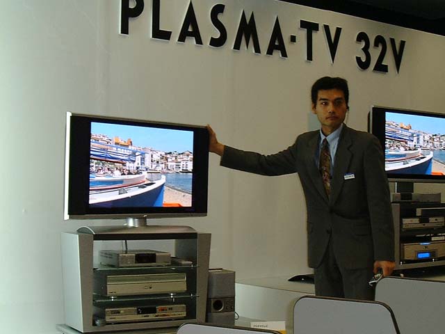 日立、世界初の32インチプラズマテレビを発売