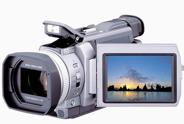 ソニー、3板式メガピクセルDVカメラ「DCR-TRV950」