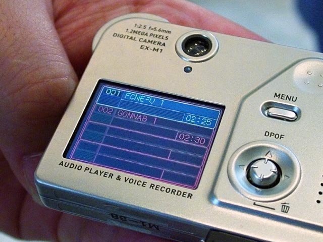 カシオ、厚さ12.4mmの液晶付きカードデジタルカメラ「EXLIM」