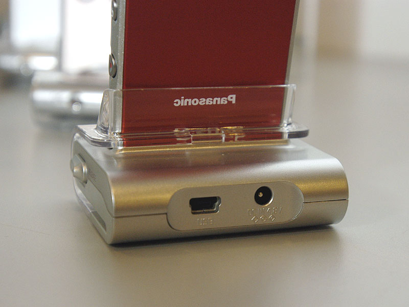 松下、厚さ9.9mmで自分撮り可能なD-snap「SV-AS10」