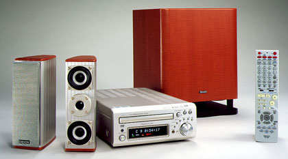 デノン、DVS回路を搭載した2.1chのDVDミニコンポ