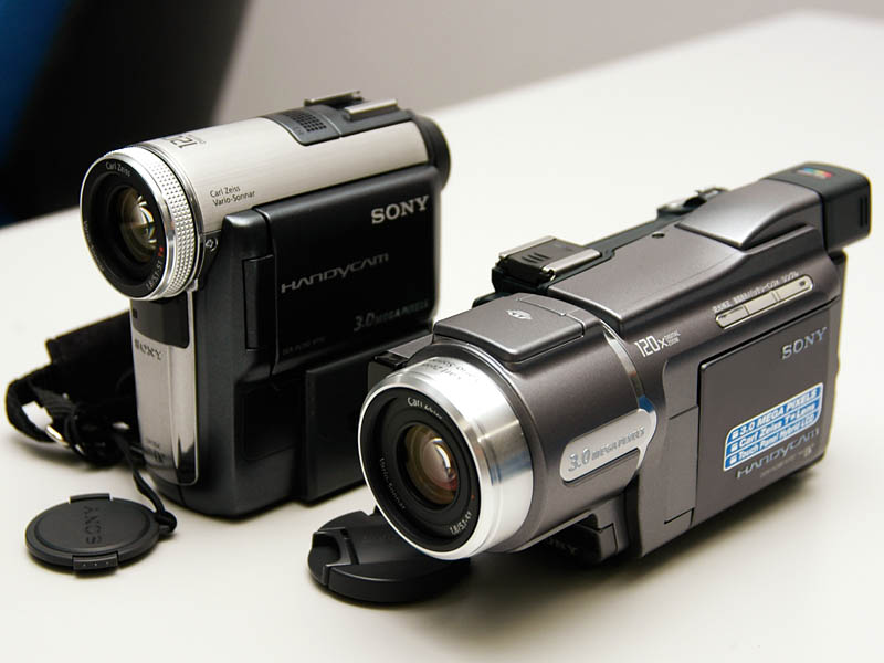 ソニー、クラス最小ボディの300万画素CCDハンディカム
