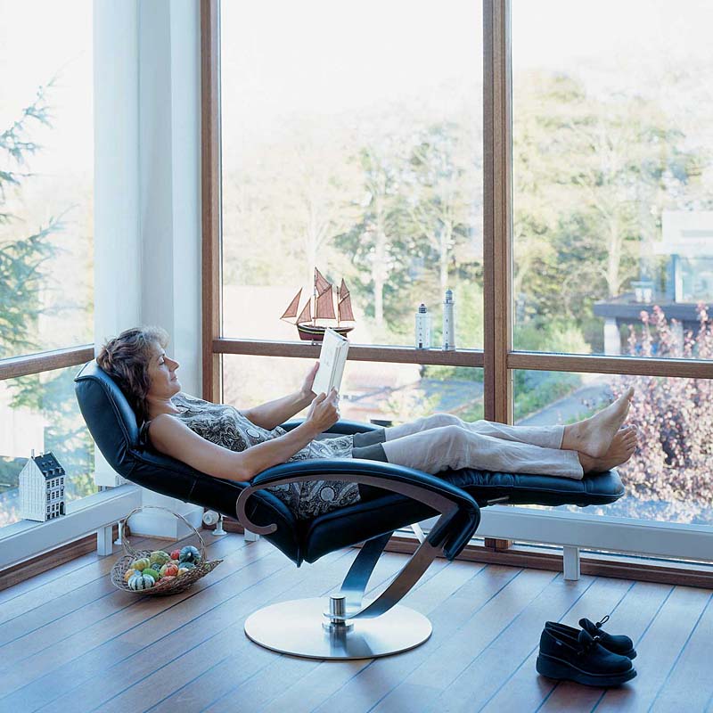 ティアック、デンマークの高級リクライニングチェアを発売