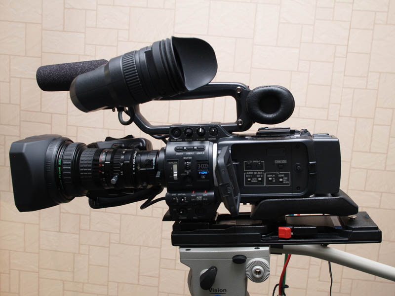 ビクター、720p記録対応の業務用HDVビデオカメラ