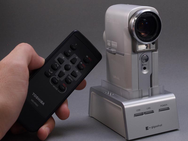東芝、0.85型4GB HDDビデオカメラ「gigashot V10」
