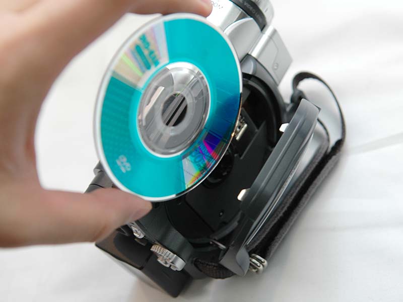 日立、ベアディスク採用の小型軽量DVDカム2機種