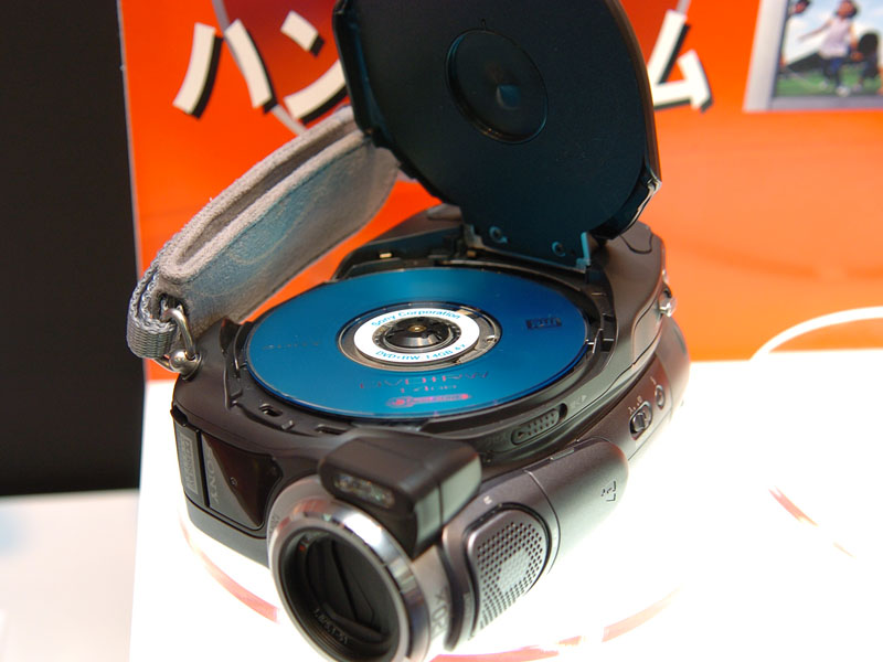 ソニー、16:9ワイド撮影に対応したDVDハンディカムなど