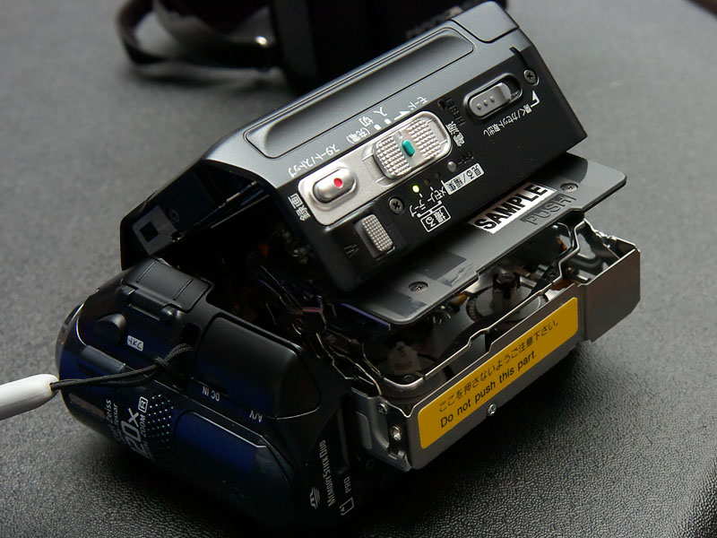 ソニー、世界最小・最軽量のDVカメラ「DCR-PC55」