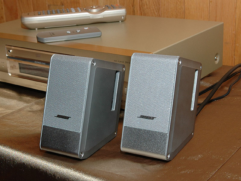 ボーズ、新低音再生技術採用の小型スピーカー