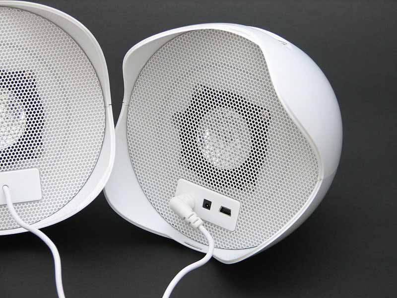 エバーグリーン、カードリーダにもなる“たまご型”USBスピーカー