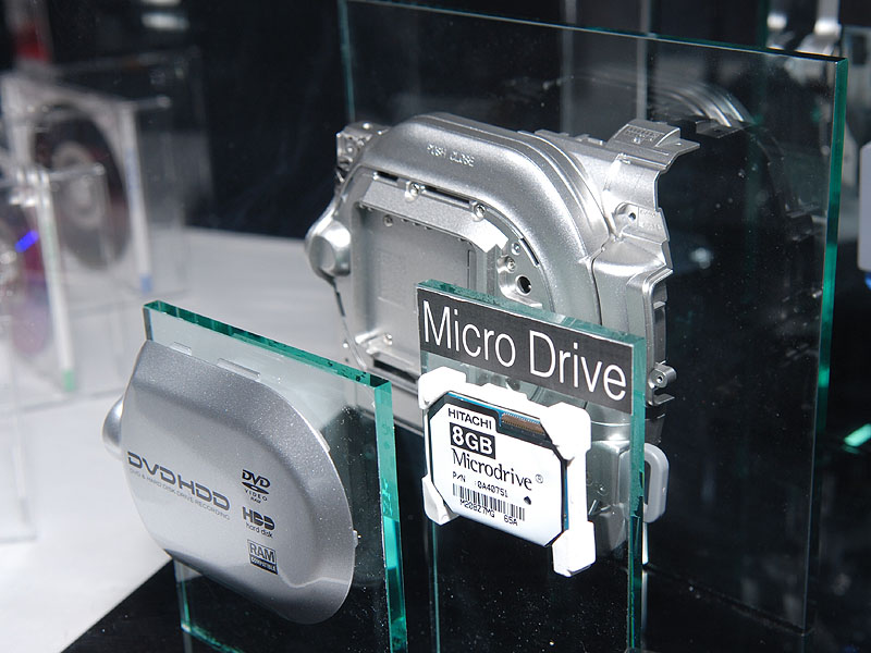 日立、8GB HDDとDVD両搭載のハイブリッドカム「Wooo」