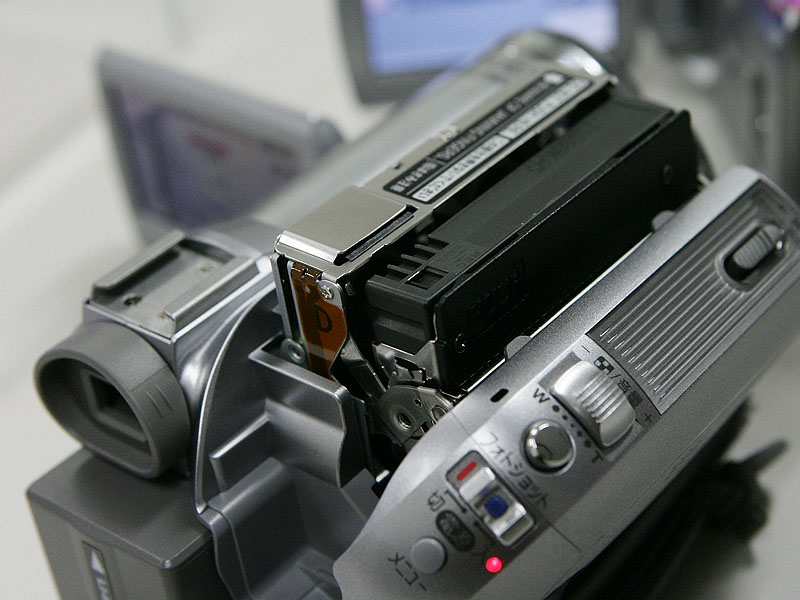 松下、3CCDと光学式手ブレ搭載のDVカメラ2モデル