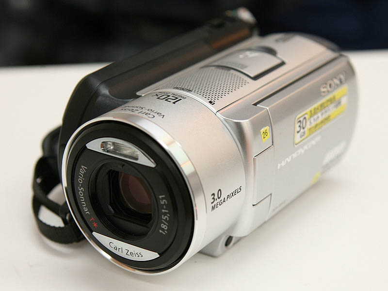 ソニー、30GB 1.8型HDDを搭載したハンディカム