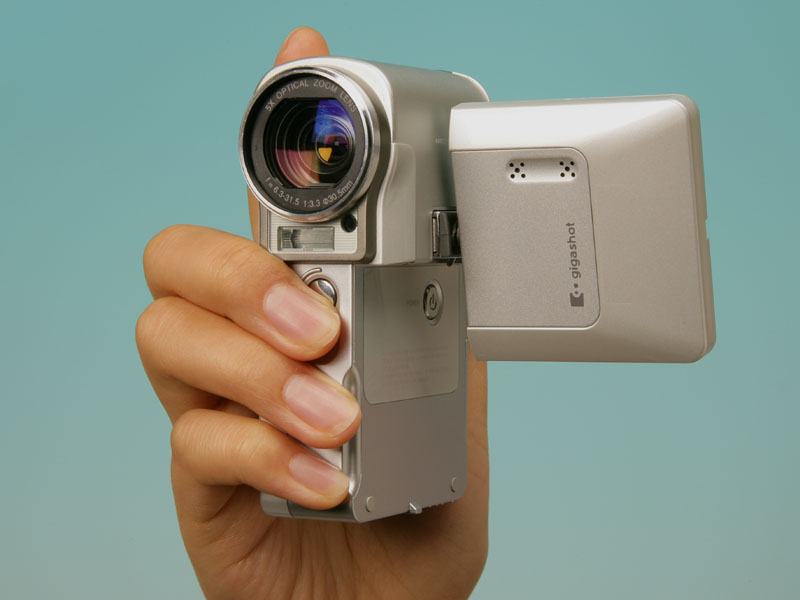 東芝、0.85型HDD搭載ビデオカメラ「gigashot V10」を店頭販売