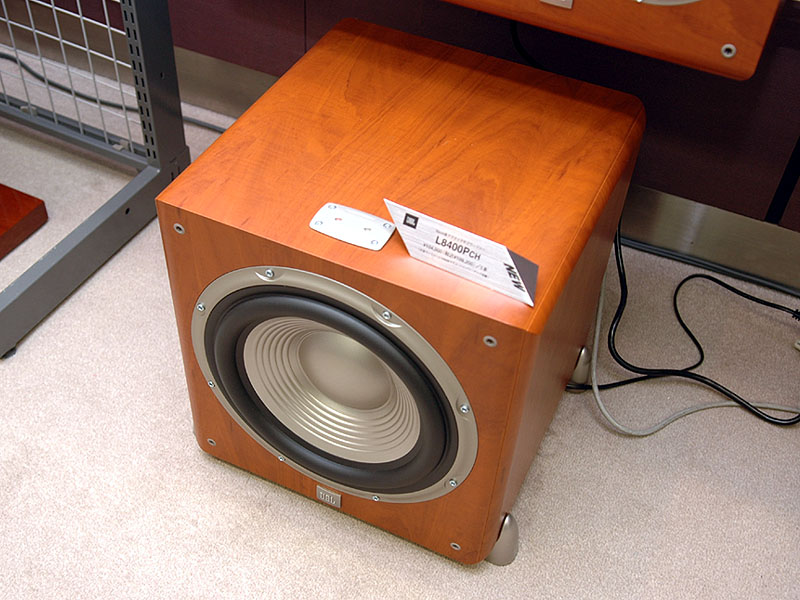 ハーマン、JBLのサブウーファ「L8400P」の黒モデル