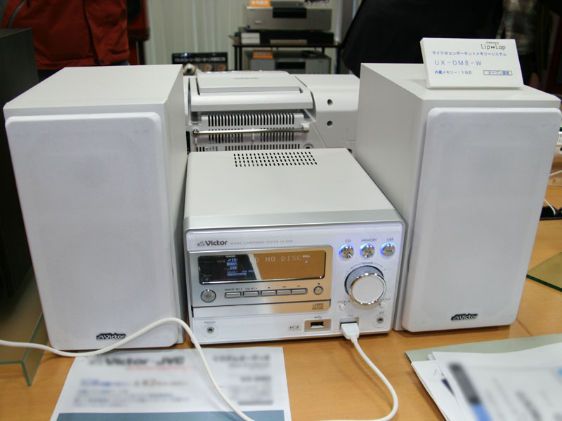 ビクター、iPod専用端子搭載の1GBメモリ内蔵コンポ