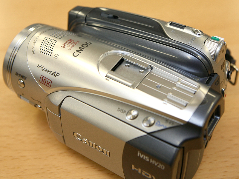 キヤノン、感度が向上した横型HDVカメラ「iVIS HV20」