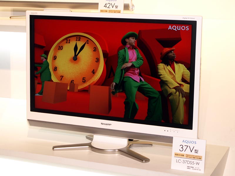 シャープ、3色カラバリの「AQUOS」Dシリーズ 3機種